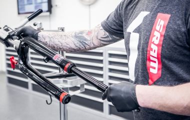 Як знайти сервісний комплект або запчастини для моєї вилки чи амортизатора RockShox?