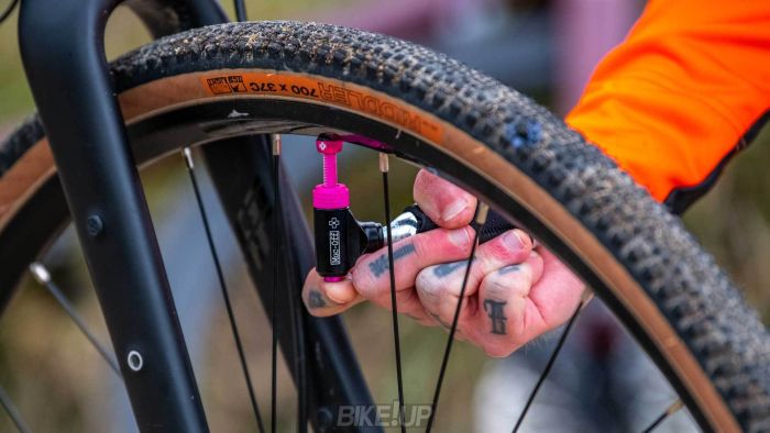 балончики MUC-OFF ROAD KIT 2 шт. 16g CO2 + адаптер