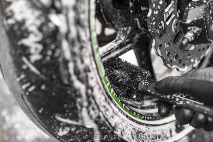 Щітка MUC-OFF для коліс